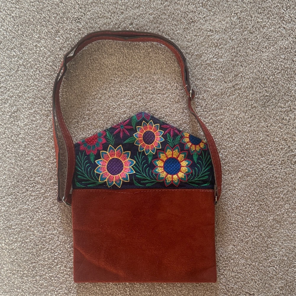 Floral Embroidered leather Brown crossbody Bag - Guatemala artisanal bag - Picture 4 of 5
